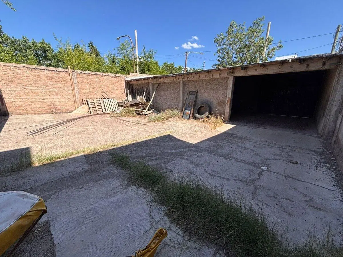 LOTE CON COCHERAS EN BARRIO LA FLORESTA GUAYMALLÉN 5