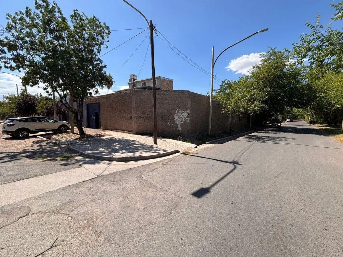 LOTE CON COCHERAS EN BARRIO LA FLORESTA GUAYMALLÉN 3