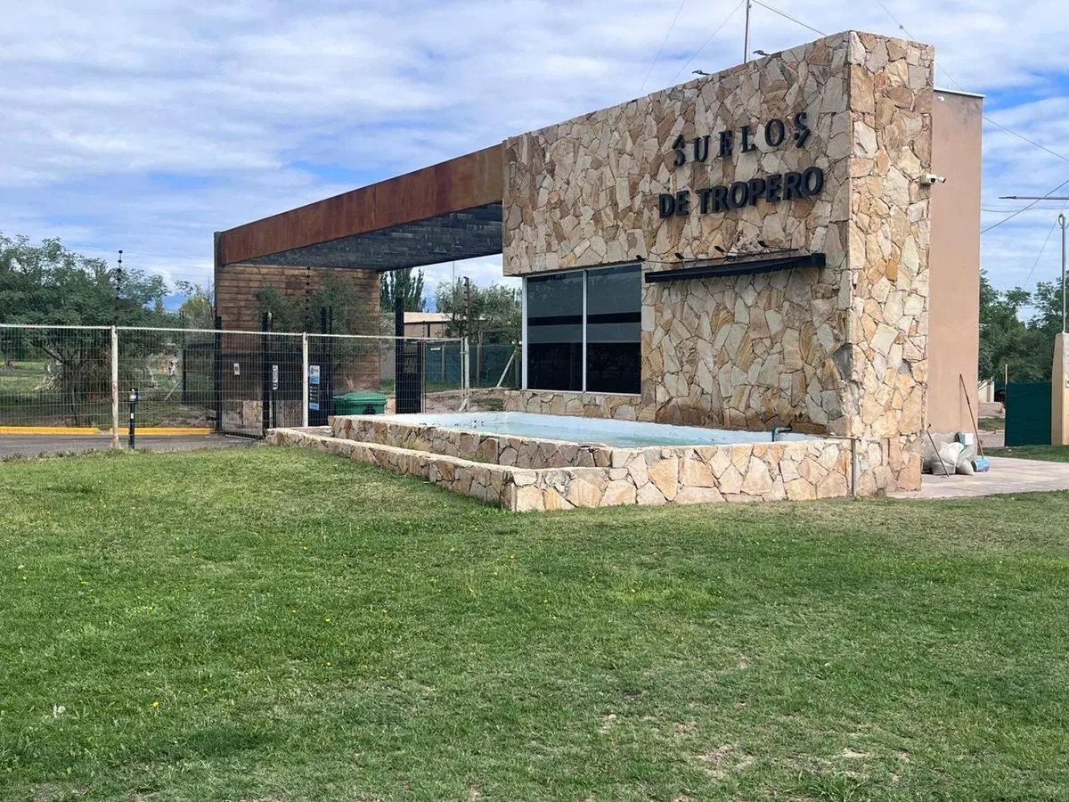 VENTA TERRENO EN BARRIO PRIVADO SUELOS DE TROPEROS 2