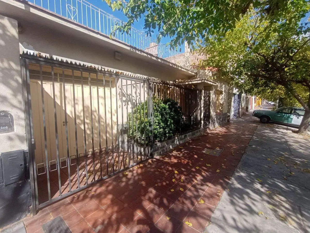 Vende casa calle Cobos Dorrego 3 hab cochera patio 3