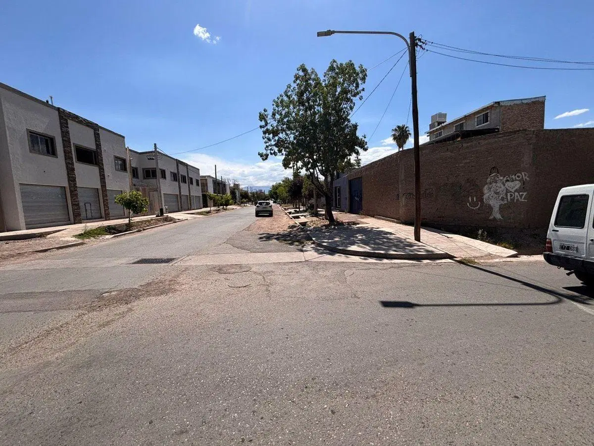 LOTE CON COCHERAS EN BARRIO LA FLORESTA GUAYMALLÉN 5