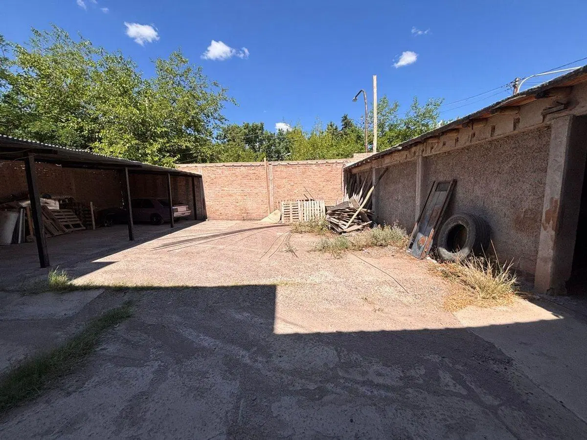 LOTE CON COCHERAS EN BARRIO LA FLORESTA GUAYMALLÉN 8