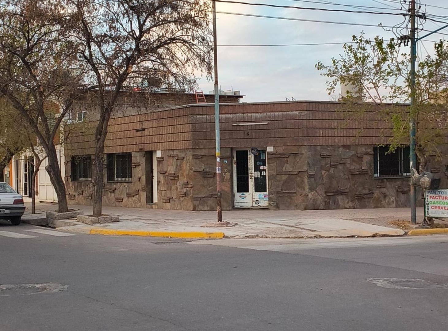 Foto de Venta Casa esquina con Salón y Depto. a Remodelar, imagen 2