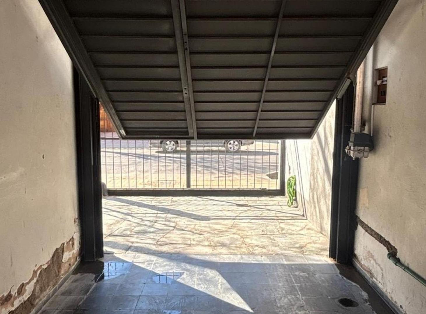 Foto de VENTA CASA + 2 DEPTOS PILETA GODOY CRUZ BOMBAL SUR, imagen 3