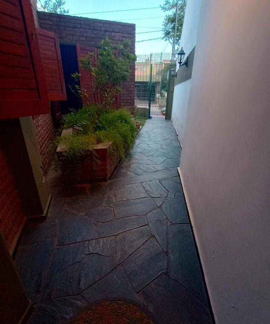 Foto de VENTA CASA CIUDAD DE MZA IDEAL VIVIENDA O COMERCIO, imagen 1
