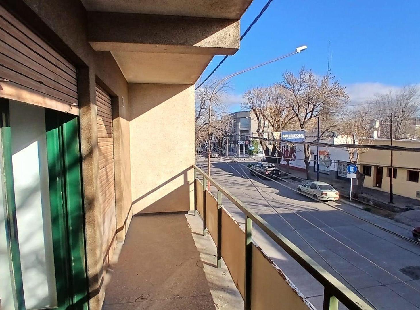 Foto de Venta de casa mas local comercial en Gral. Alvear, imagen 2