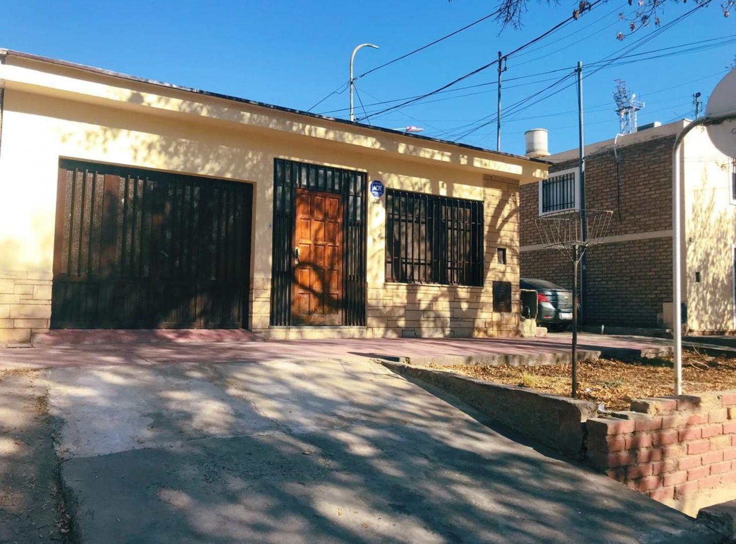Foto de ALQUILA CASA EN GODOY CRUZ 4 DORMITORIOS COCHERA, imagen 1