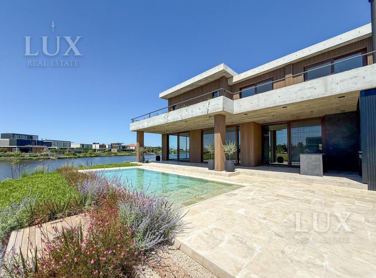 Casa en venta con 4 habitaciones en suite a la laguna en Virazon,  Nordelta