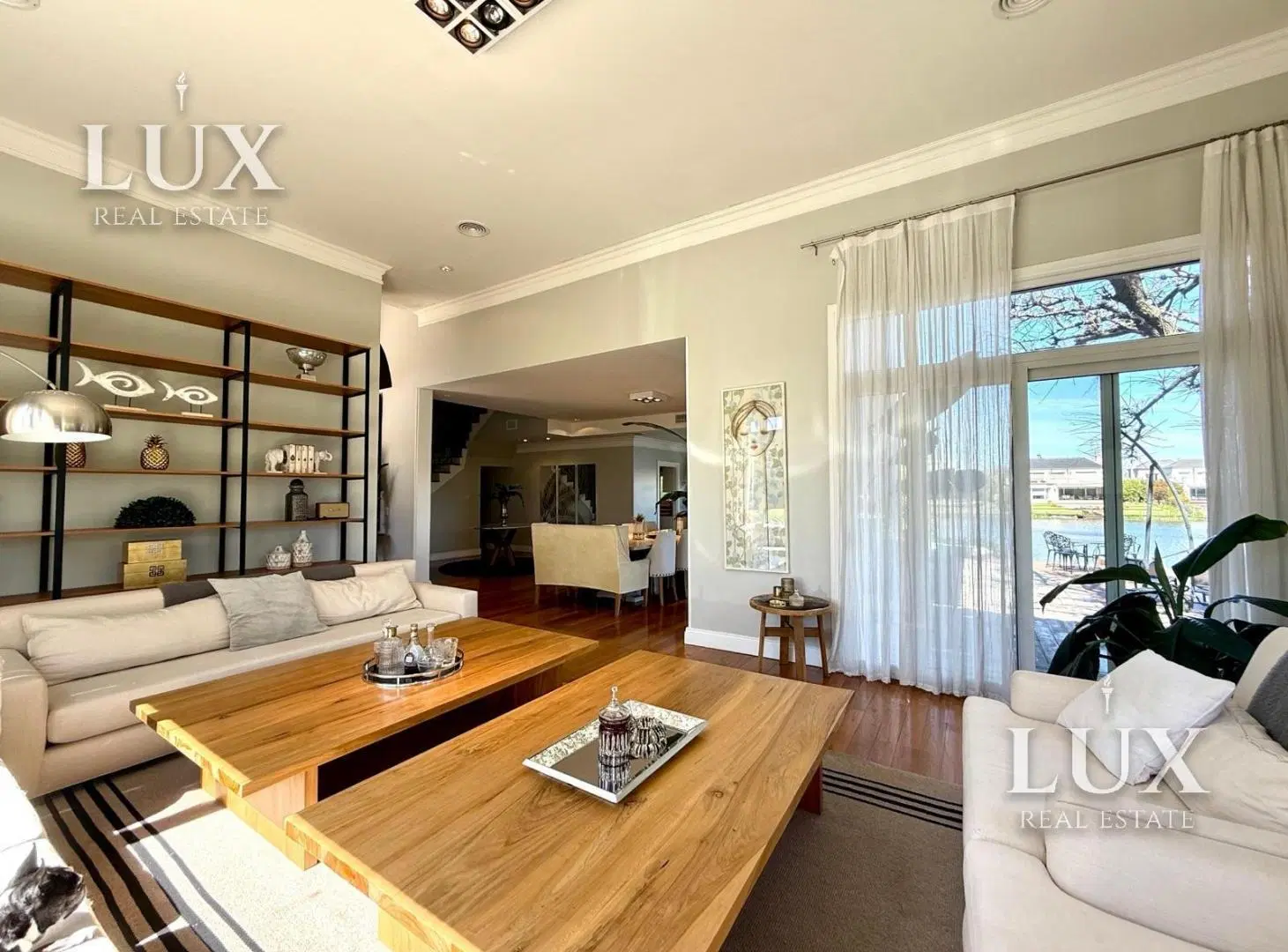 Casa en venta y alquiler 4 habitaciobnes en suitte a la laguna en el Barrio Los Castores, Nordelta 5