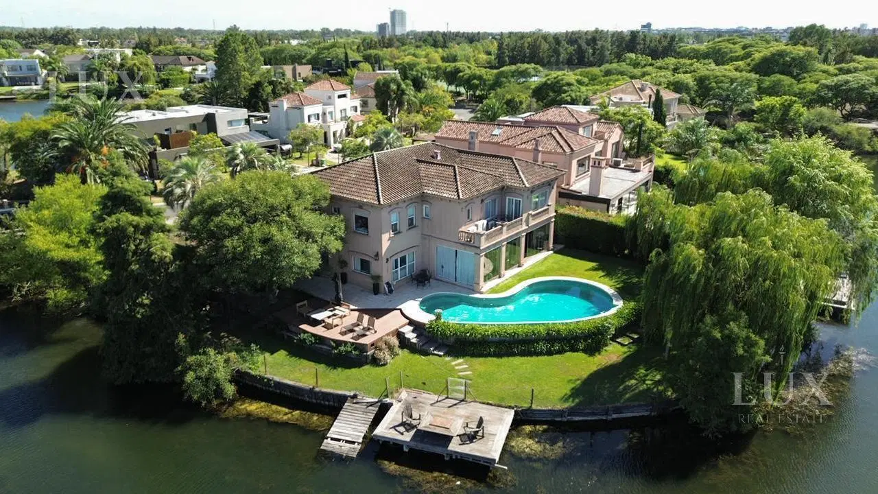 Casa en venta y alquiler 4 habitaciobnes en suitte a la laguna en el Barrio Los Castores, Nordelta 4