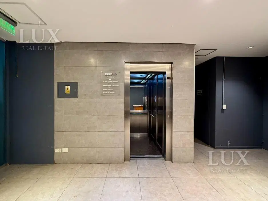 Edificio de oficina con local 5