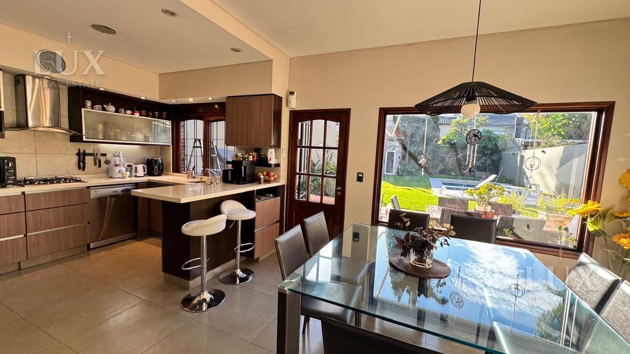 Foto de Casa en Venta 6 ambientes con pileta y jardin en Villa Devoto, imagen 4