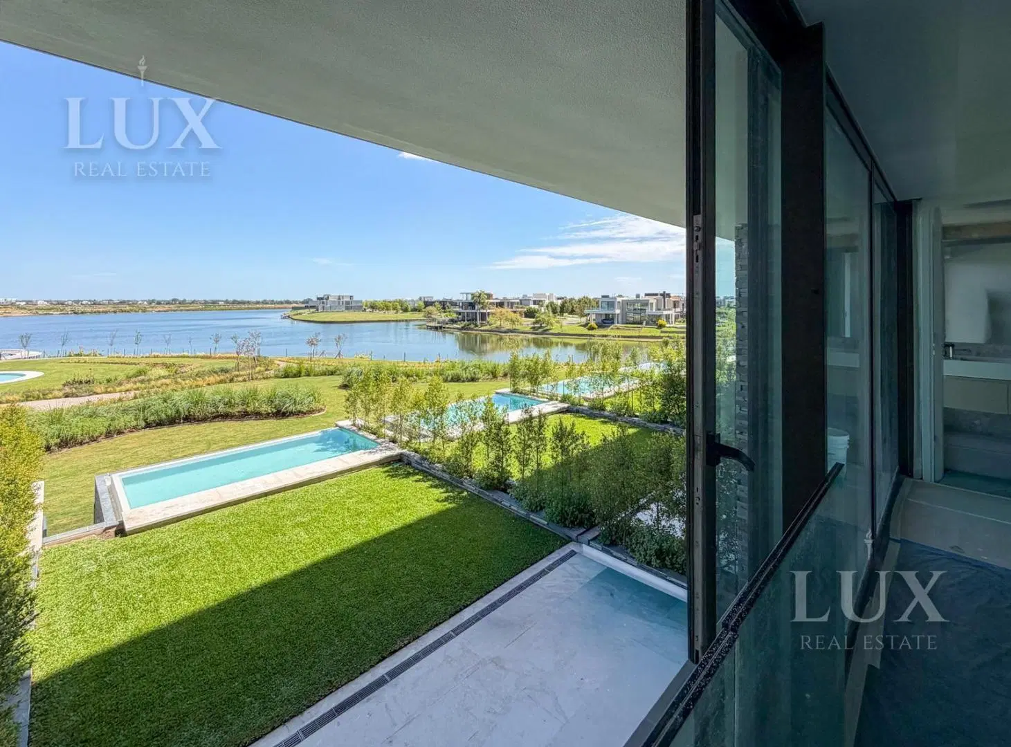 Departamento en venta de 3 habitaciones en suite, pileta y jardín propios, en Oceana, Nordelta. 2