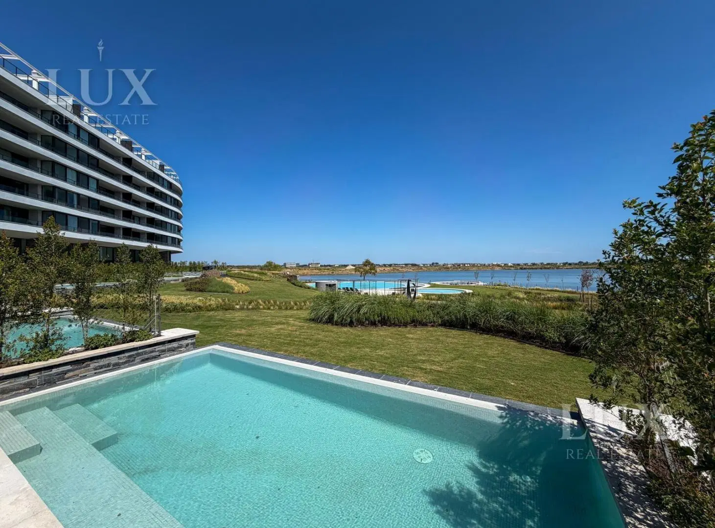 Departamento en venta de 3 habitaciones en suite, pileta y jardín propios, en Oceana, Nordelta. 4