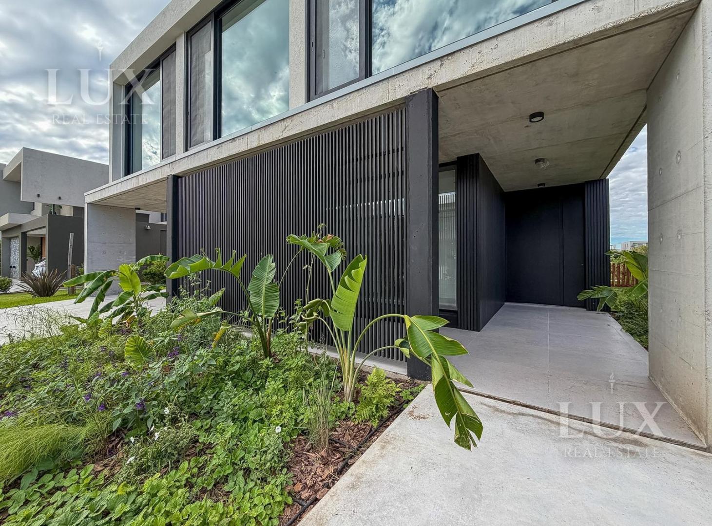 Casa en venta con 4 habitaciones en suite con salida al rio en El Yacht, Nordelta