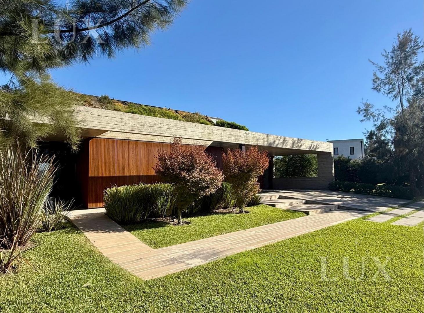 Casa de diseno a la laguna en El Naudir Aguas Privadas