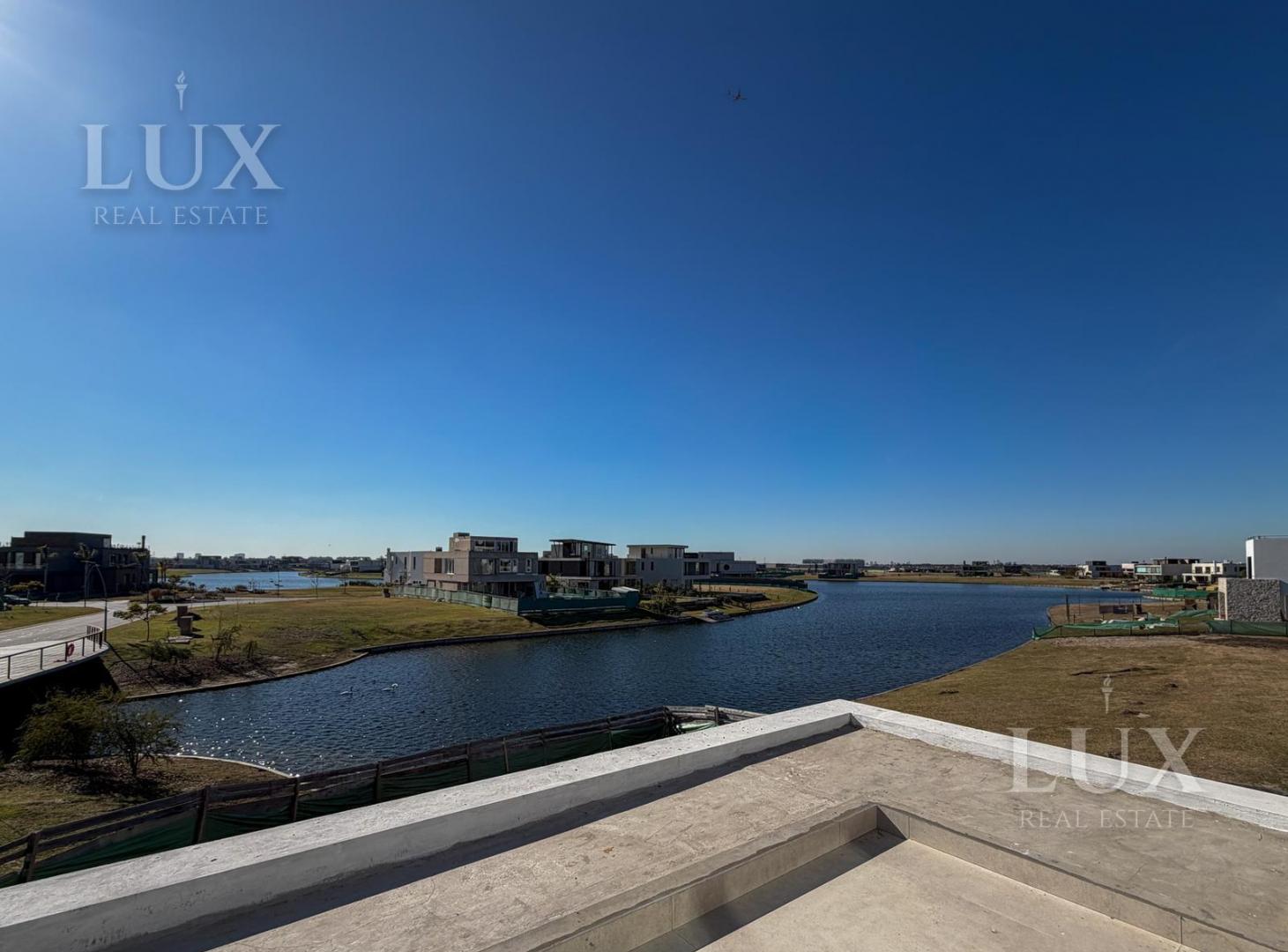 Foto de Casa en venta a la laguna con 4 habitaciones en suite en Los Puentes, imagen 2