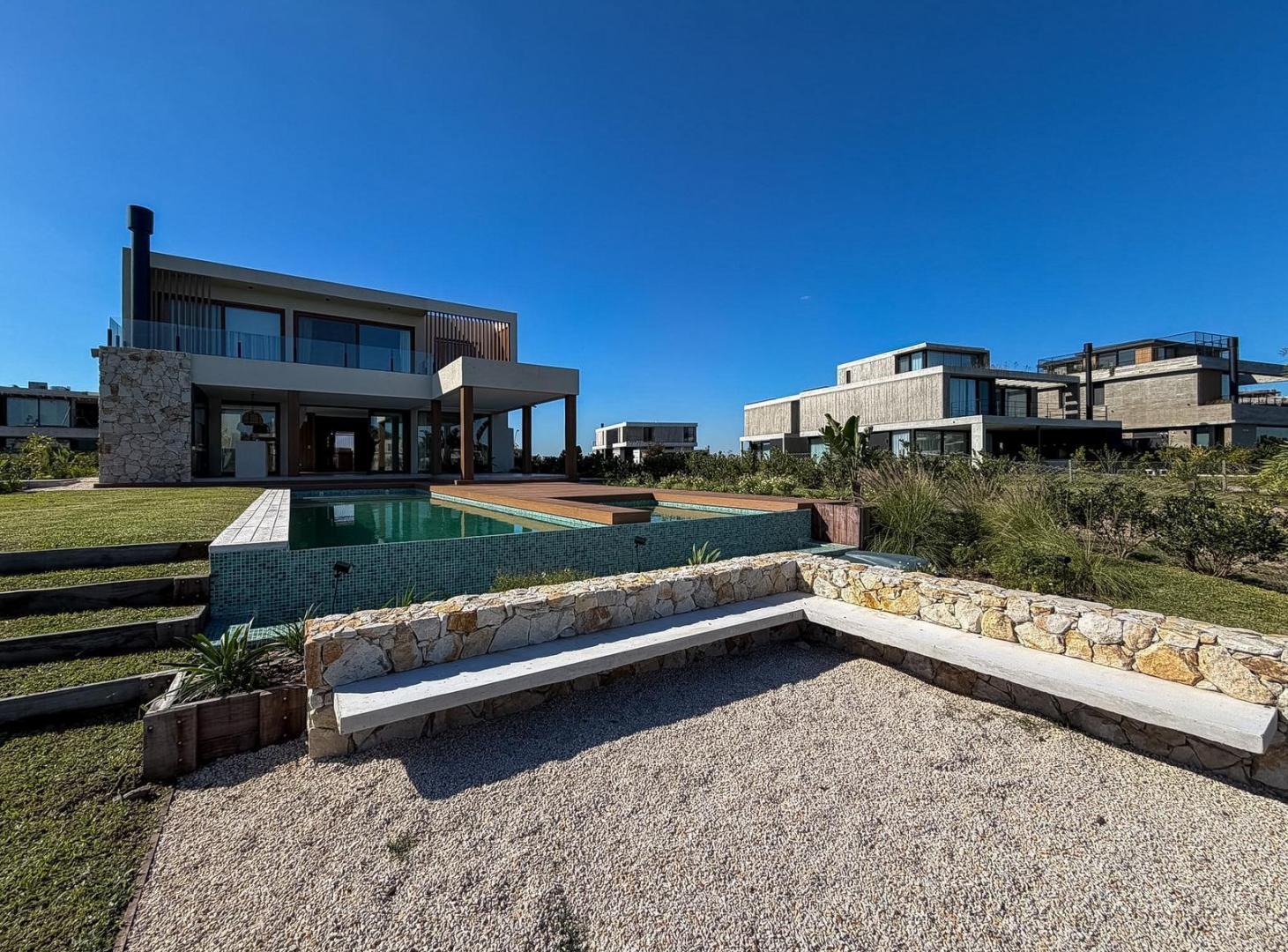 Foto de Casa en venta con 4 habitaciones a la laguna en Los Puentes, Nordelta, imagen 1