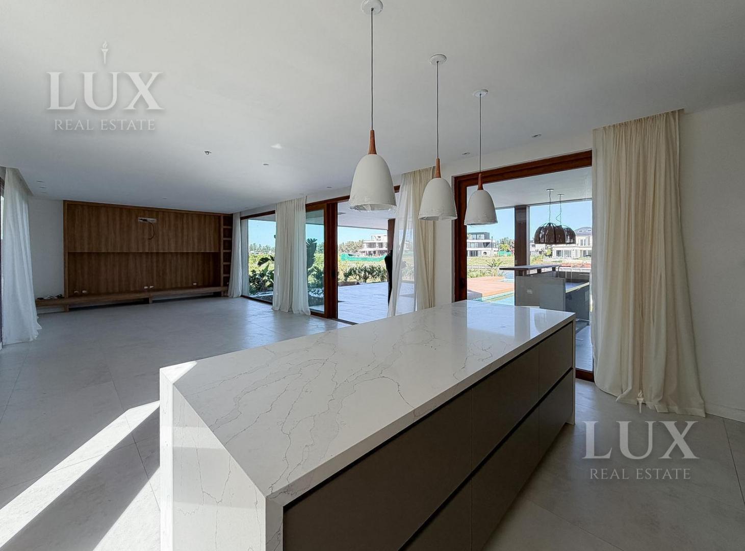 Foto de Casa en venta con 4 habitaciones a la laguna en Los Puentes, Nordelta, imagen 2
