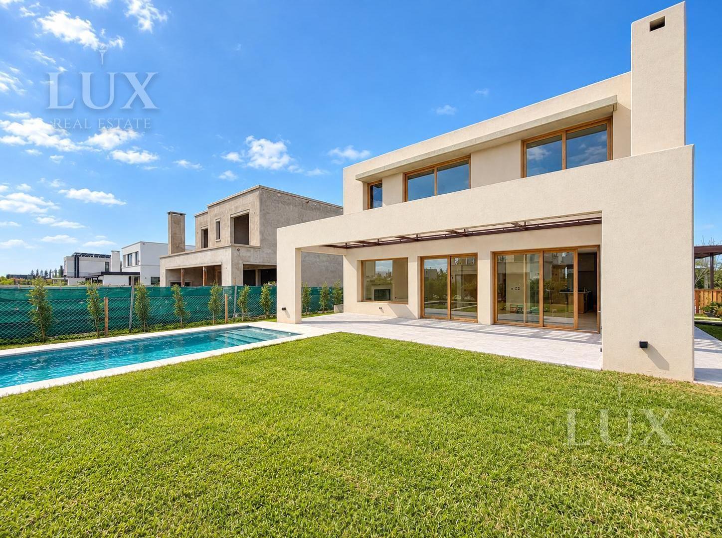 Foto de Casa en venta con 4 habitaciones en suite en Carpinchos, Nordelta, imagen 1