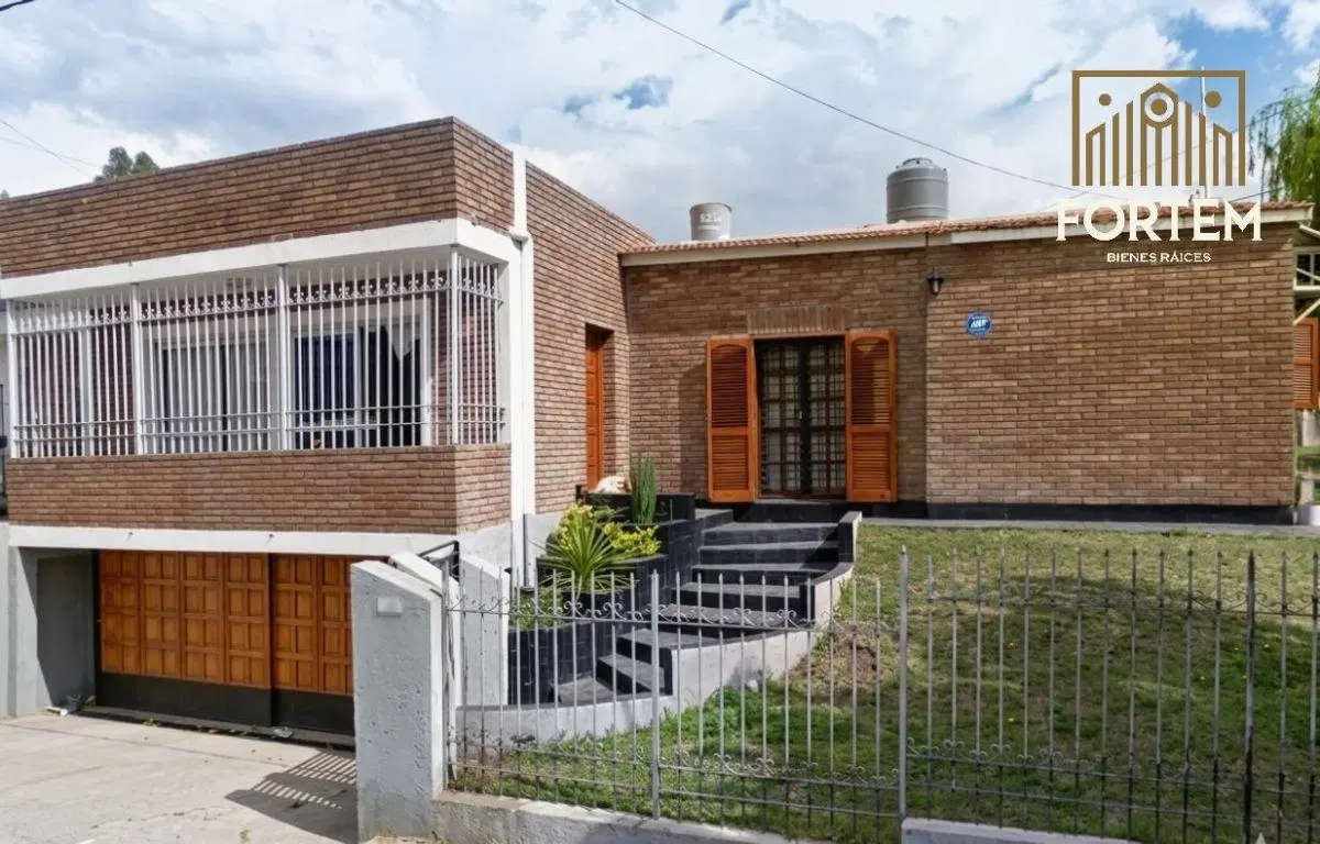 HERMOSA CASA ESQUINA - 3 dormitorios con cochera doble | QUEBRADA DE LAS ROSAS 1