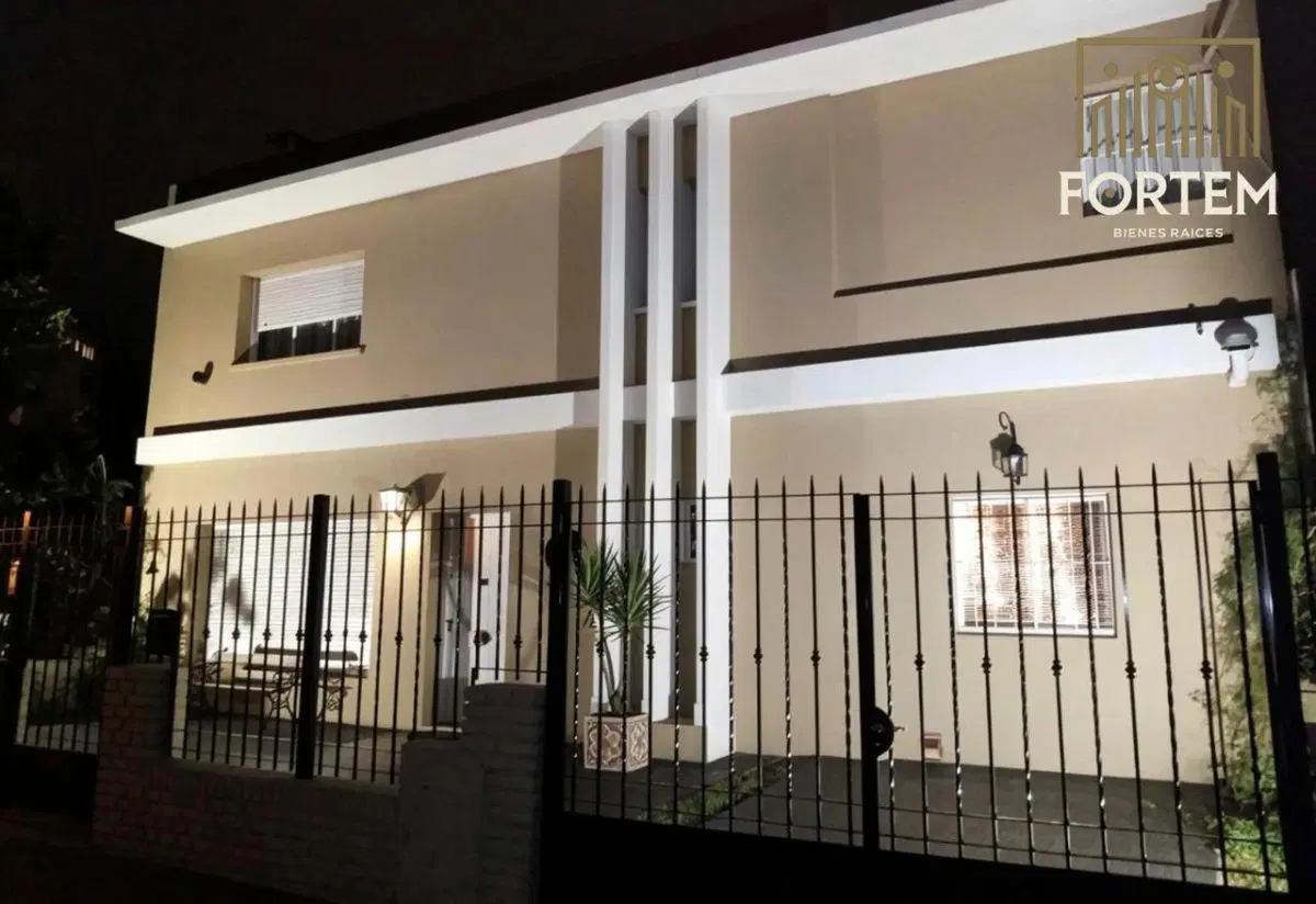 EXCELENTE OPORTUNIDAD: Casa de 4 Dormitorios con Pileta |Zona Nuevo Centro Shopping 2