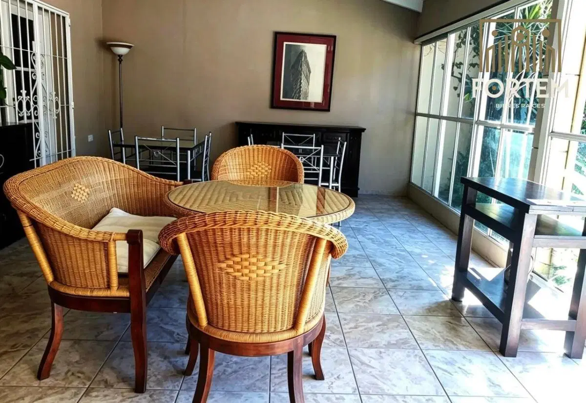 EXCELENTE OPORTUNIDAD: Casa de 4 Dormitorios con Pileta |Zona Nuevo Centro Shopping 4