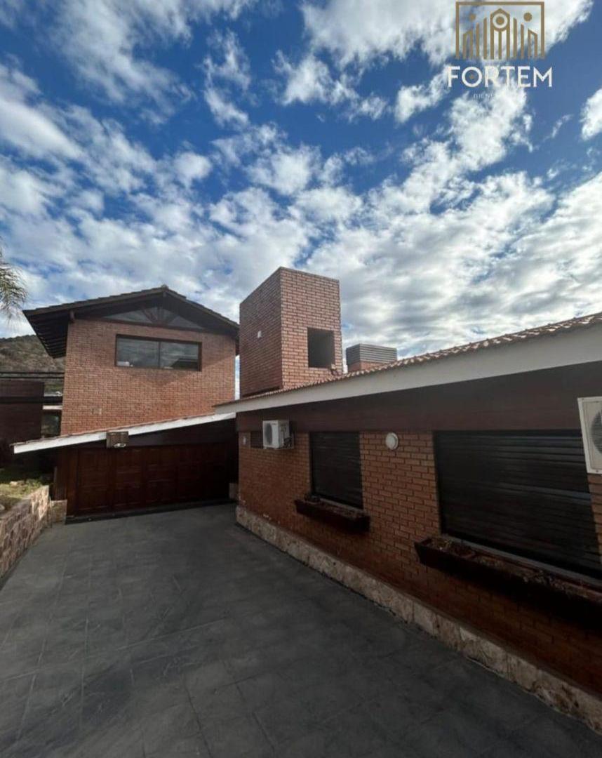 CASA DE 4 NIVELES SOBRE UN LOTE DE 1200 M2 EN BARRIO LA CUESTA