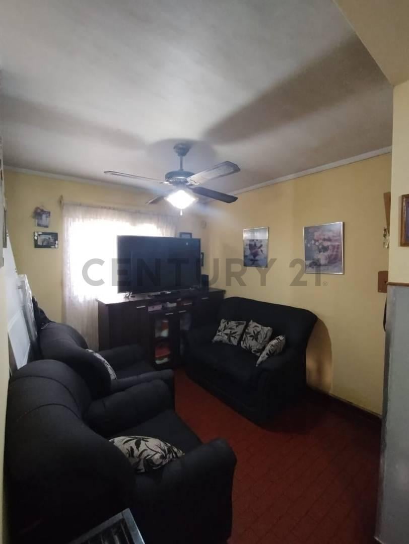 Casa tipo dúplex | B° 827 viviendas