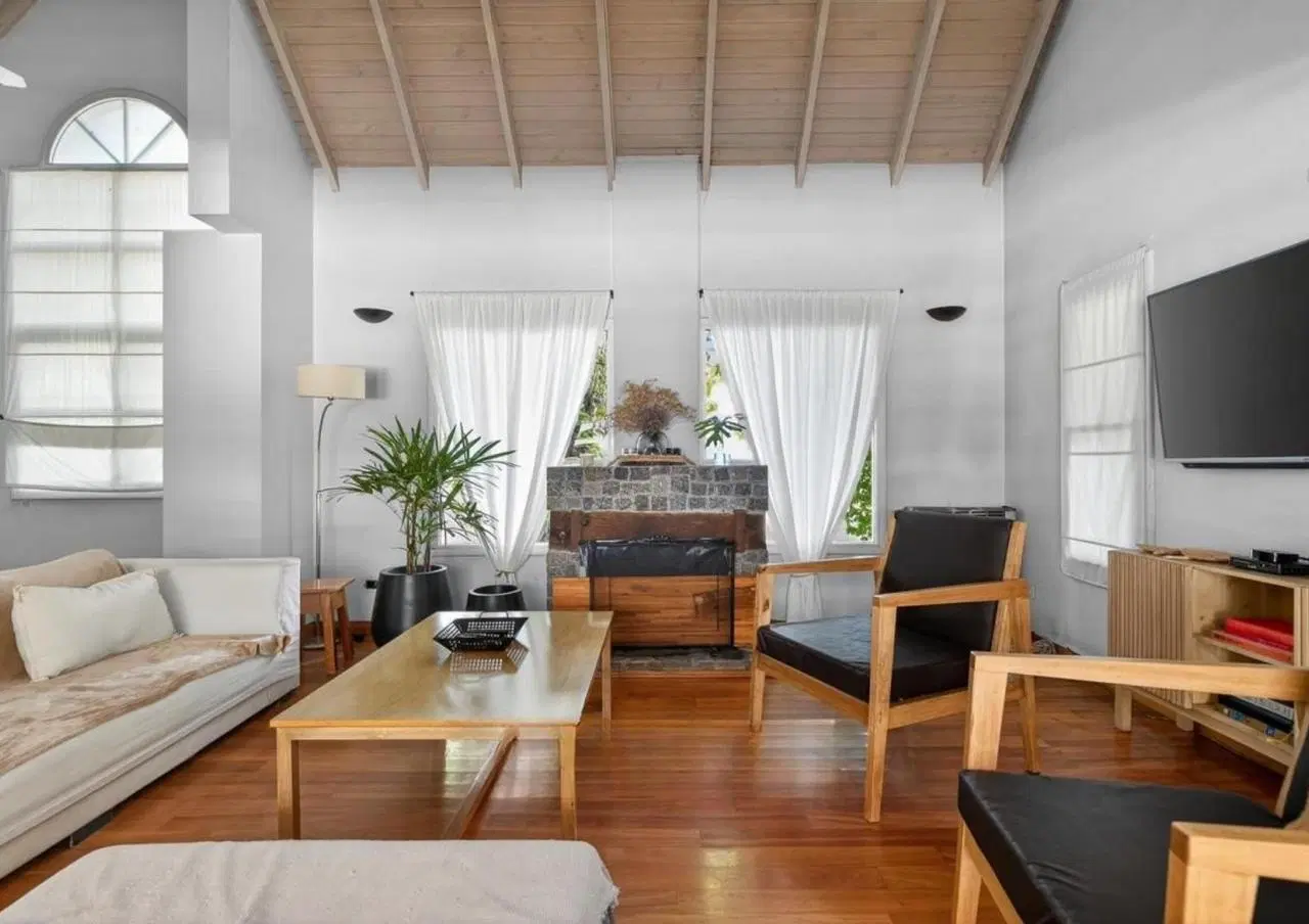 Casa en Venta y Alquiler 4 ambientes Campos de Alvarez con pileta 2