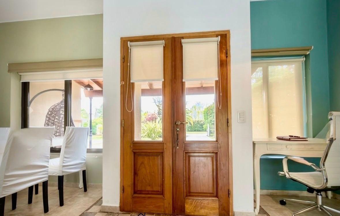 Foto de VENTA CASA COUNTRY BANCO PROVINCIA EN 1 LOTE, imagen 1