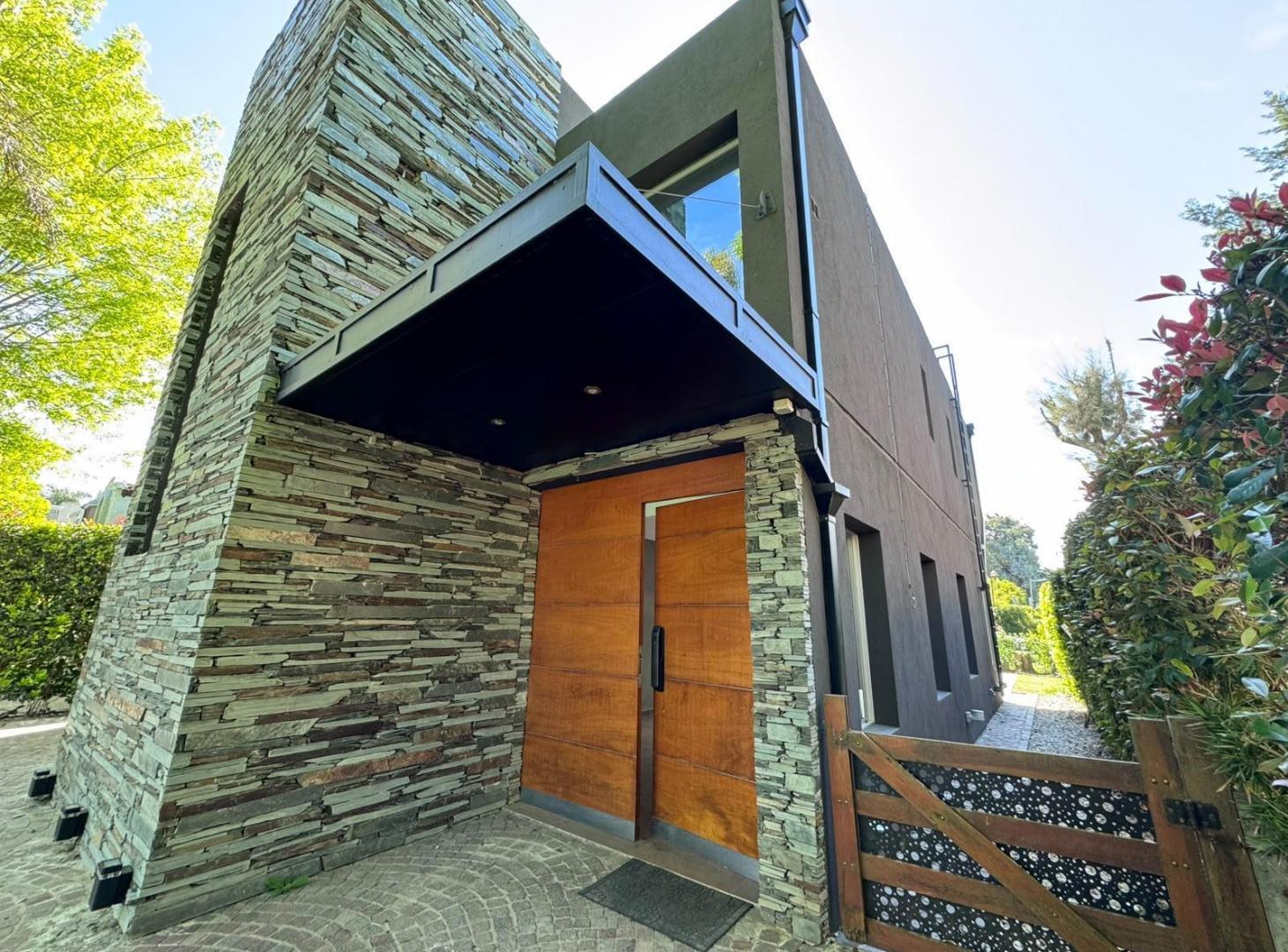 Foto de CASA MODERNA COUNTRY BANCO PROVINCIA EN UN LOTE, imagen 2