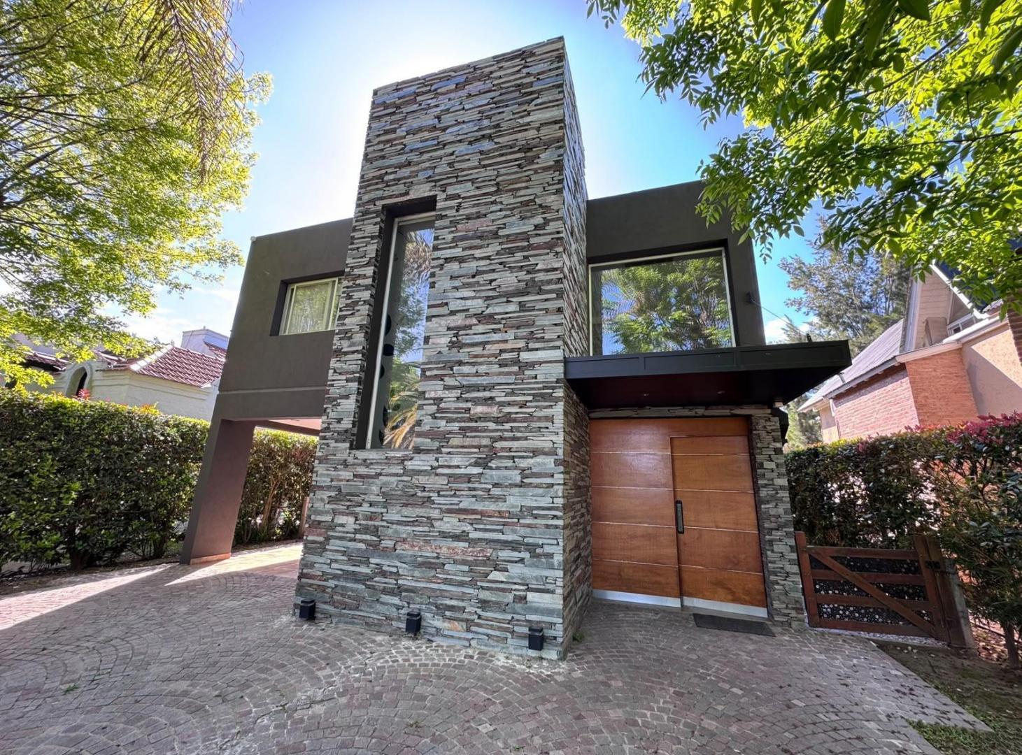 CASA MODERNA COUNTRY BANCO PROVINCIA EN UN LOTE