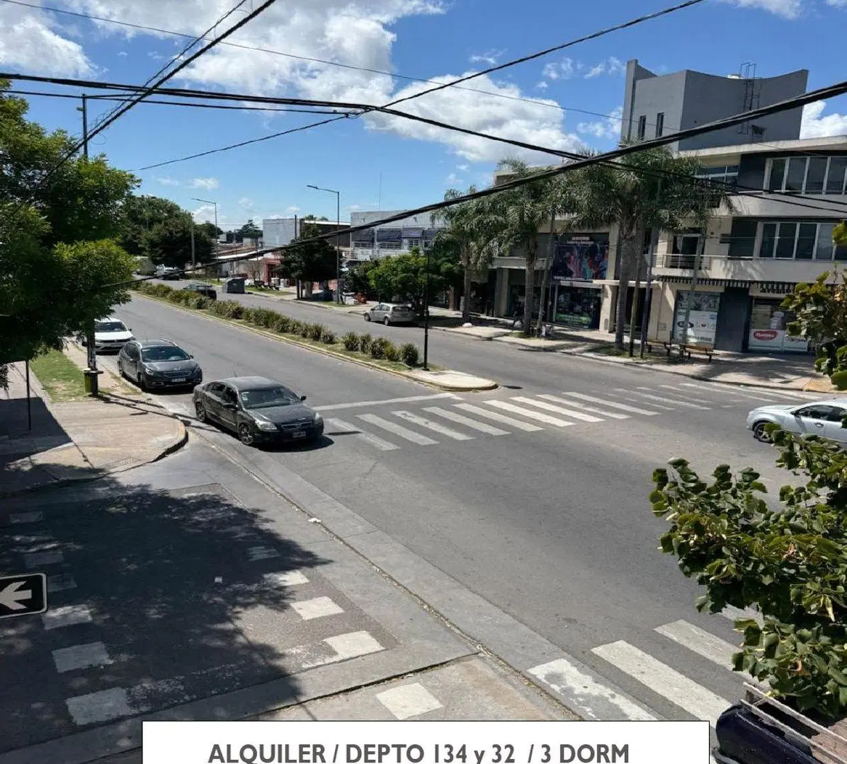 DEPTO EN ALQUILER
3 DORMITORIOS BALCON FRENTE
ubicado en calle 134 Y 32 3