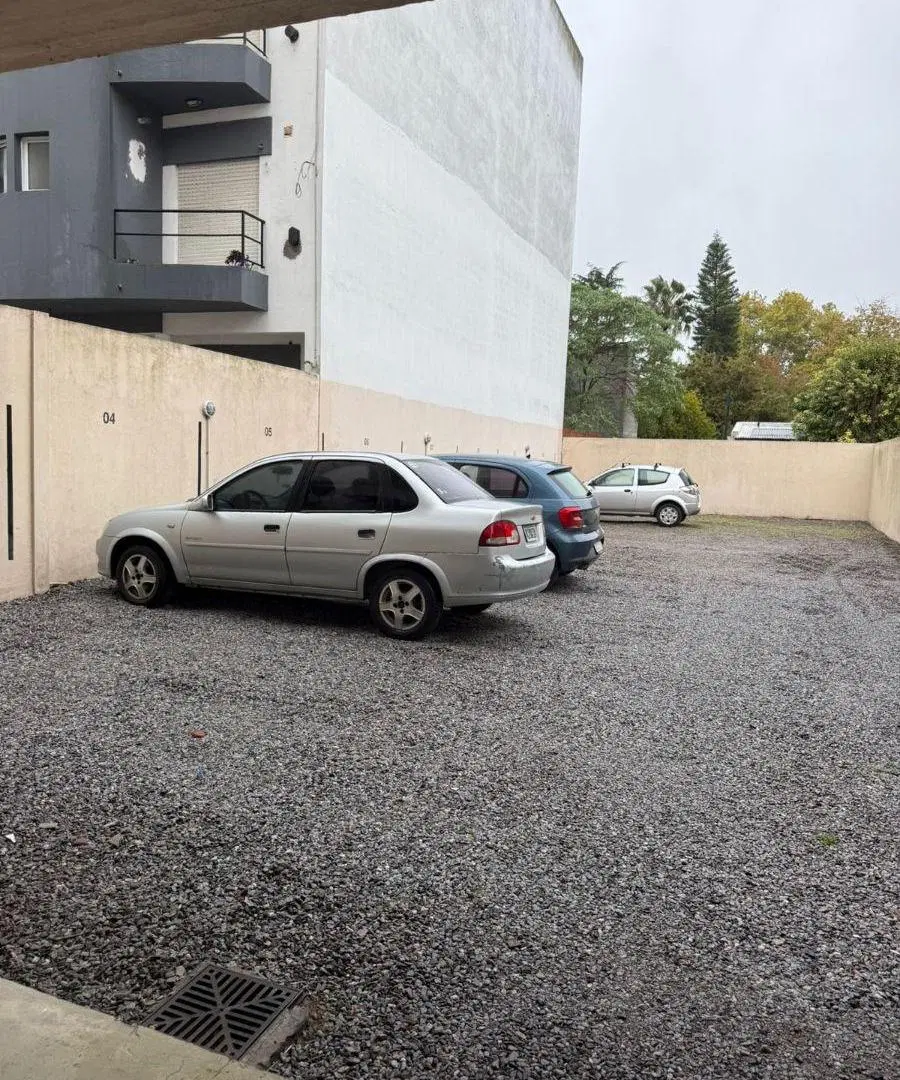 DEPTO MONOAMBIENTE PB EN ALQUILER
ubicado en Av. 13 y 69
25 mts2 aprox. 2