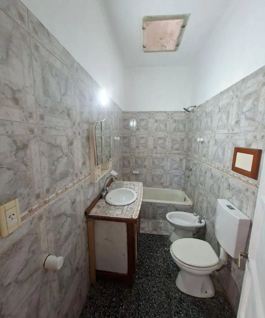 CASA EN ALQUILER
Ubicado en 79 e/ 121 y 122
80 mts2 aprox. 5