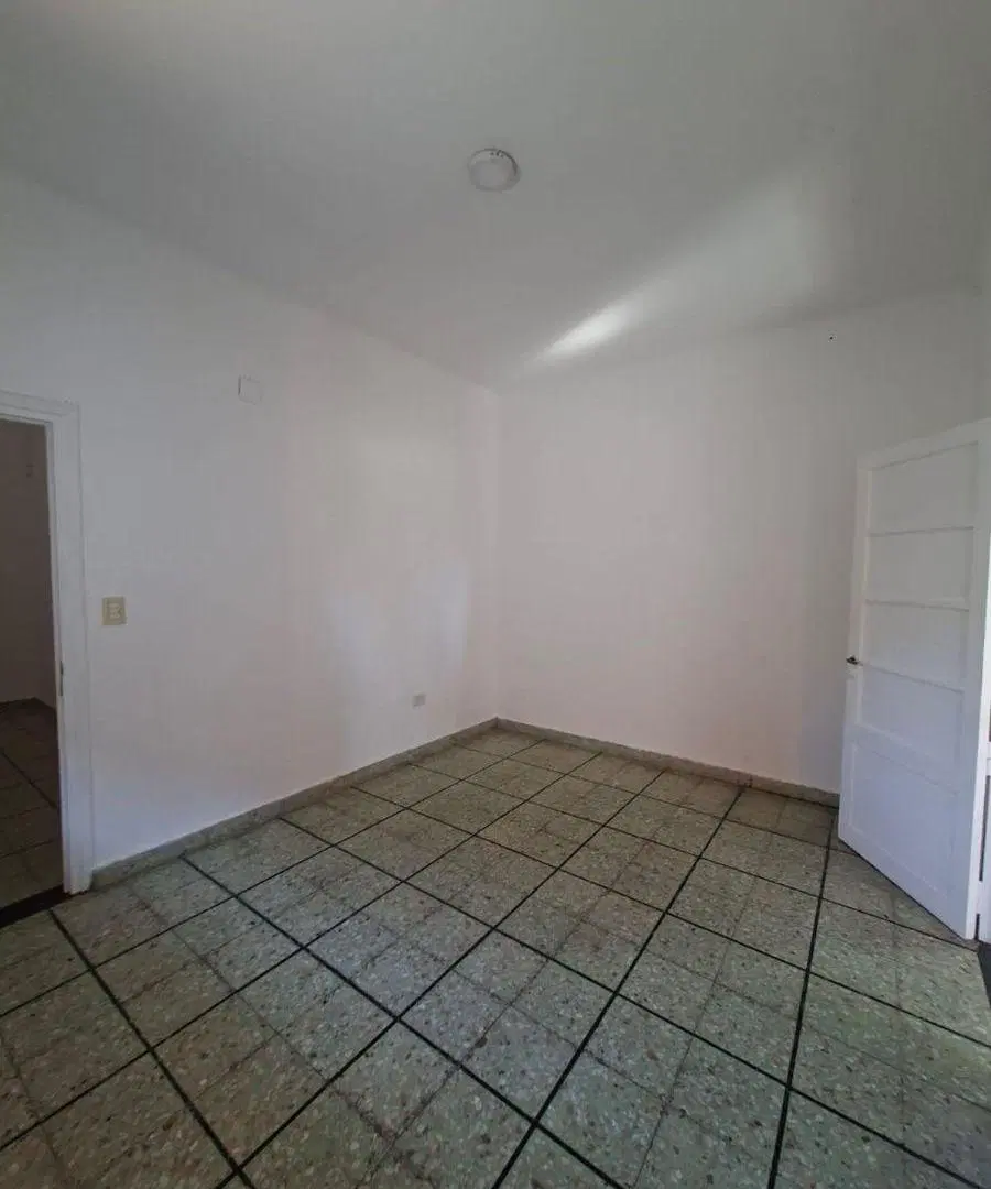 CASA EN ALQUILER
Ubicado en 79 e/ 121 y 122
80 mts2 aprox. 4