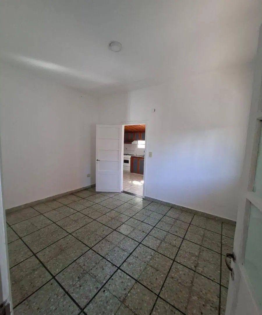 CASA EN ALQUILER
Ubicado en 79 e/ 121 y 122
80 mts2 aprox. 3