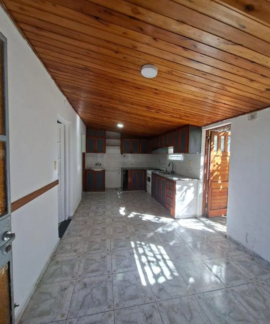 CASA EN ALQUILER
Ubicado en 79 e/ 121 y 122
80 mts2 aprox. 2