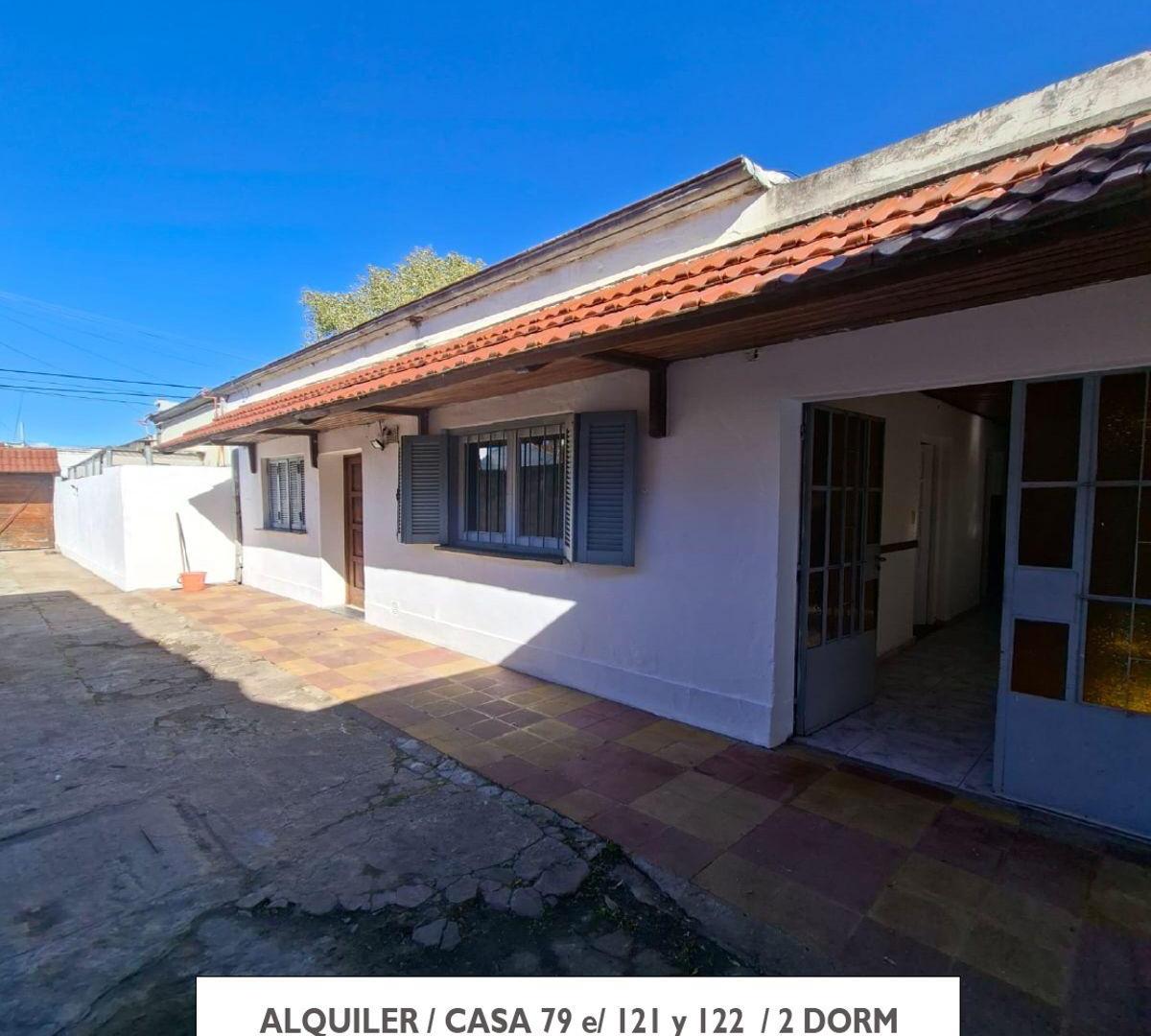 CASA EN ALQUILER
Ubicado en 79 e/ 121 y 122
80 mts2 aprox.