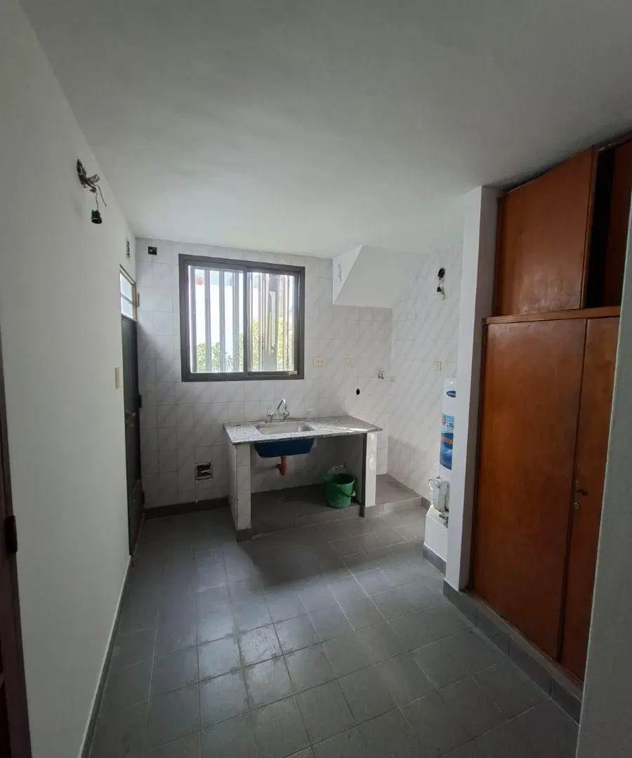 CASA DE 3 DORM EN ALQUILER
ubicado en calle 14 esq 35 Barrio Norte
Aprox 150 mts 4