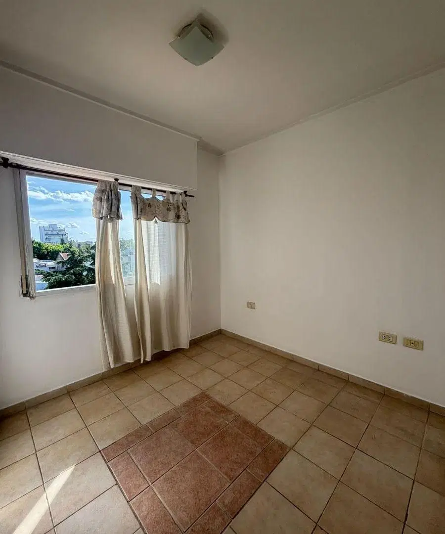 DEPTO 1 DORM EN ALQUILER
ubicado en 12 E/ 35 Y 36
35 mts2 aprox. 3