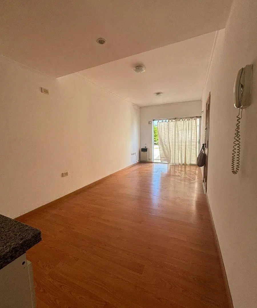 DEPTO 1 DORM EN ALQUILER
ubicado en 12 E/ 35 Y 36
35 mts2 aprox. 2