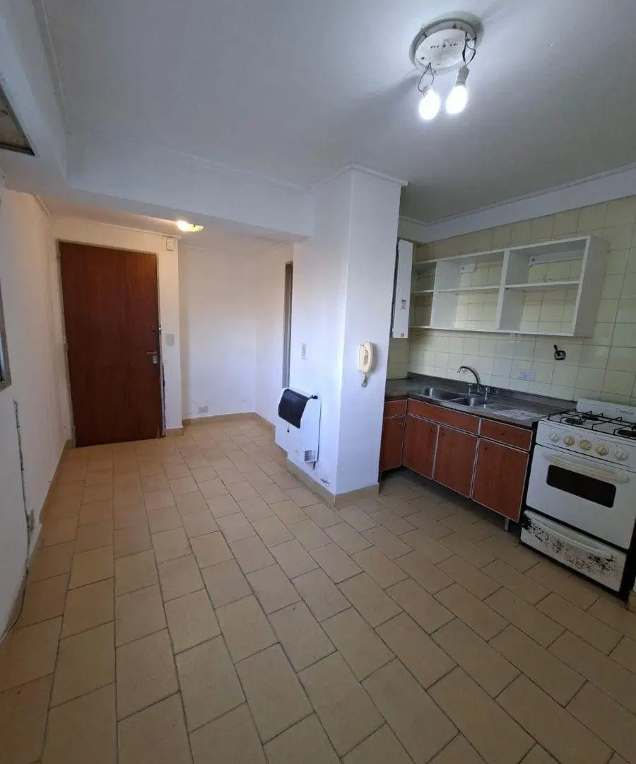 ALQUILER DEPTO 2 DORMITORIOS
ubicado en AV 7 e/ 43 y Pza Italia
75 m2 4