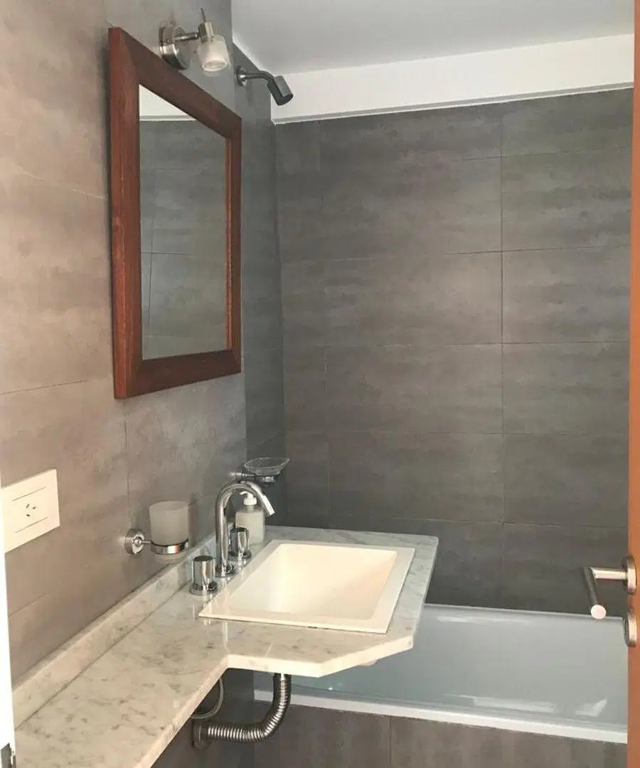 ALQUILER MUY LINDO DEPTO
BALCON AL FRENTE 1 DORMITORIO
ubicado en 40 e/ 8 y 9 3