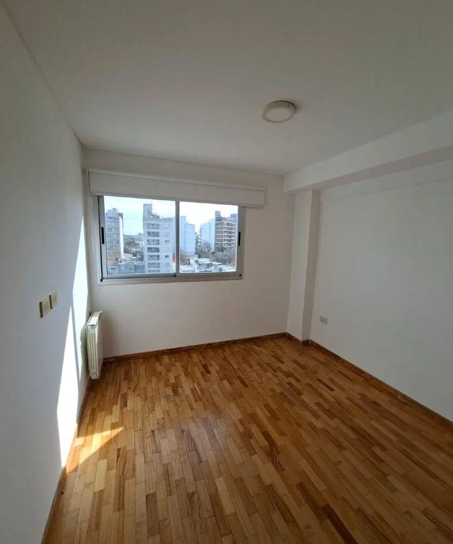 ALQUILER MUY LINDO DEPTO
BALCON AL FRENTE 1 DORMITORIO
ubicado en 40 e/ 8 y 9 4