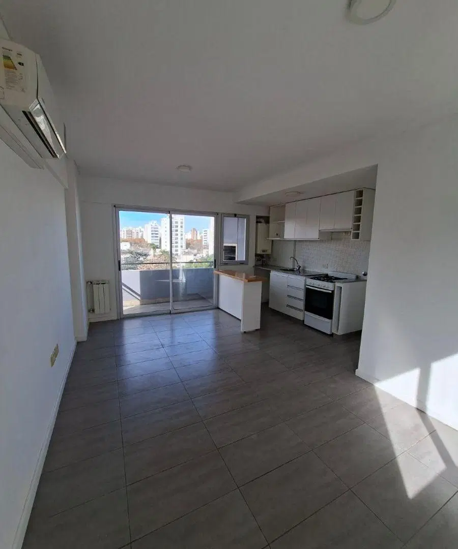 ALQUILER MUY LINDO DEPTO
BALCON AL FRENTE 1 DORMITORIO
ubicado en 40 e/ 8 y 9 1