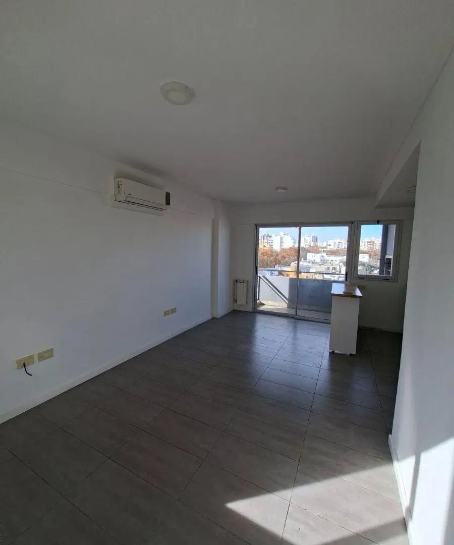 ALQUILER MUY LINDO DEPTO
BALCON AL FRENTE 1 DORMITORIO
ubicado en 40 e/ 8 y 9 3