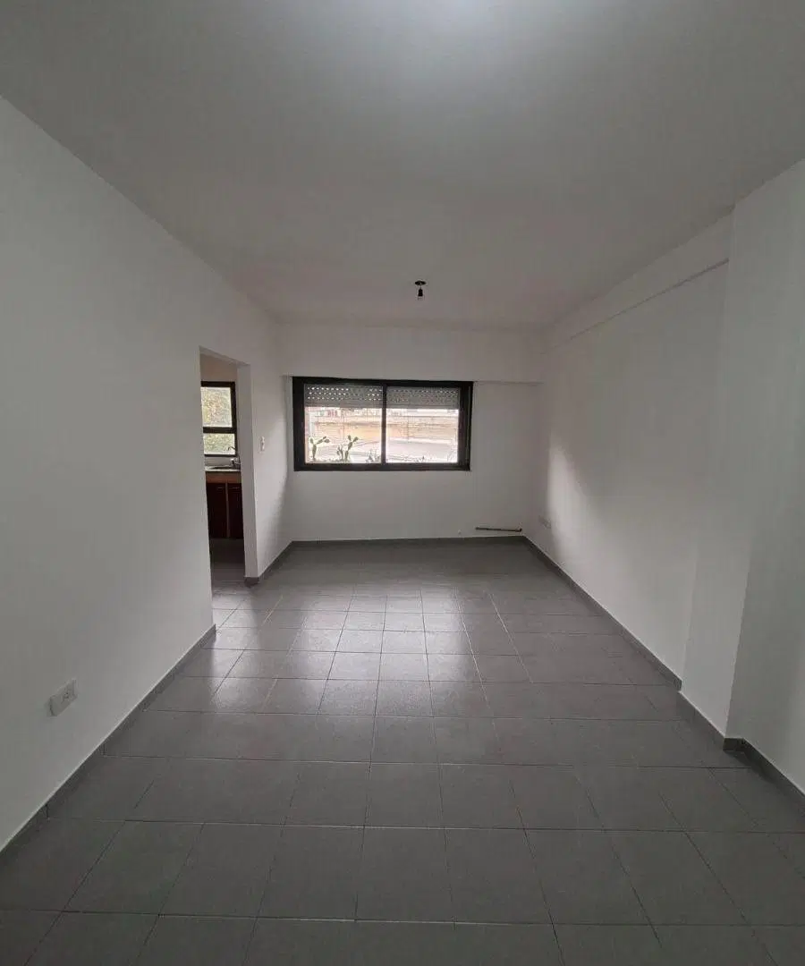 ALQUILER DEPTO
2 DORMITORIOS
ubicado en 5 e/ 57 y 58 2