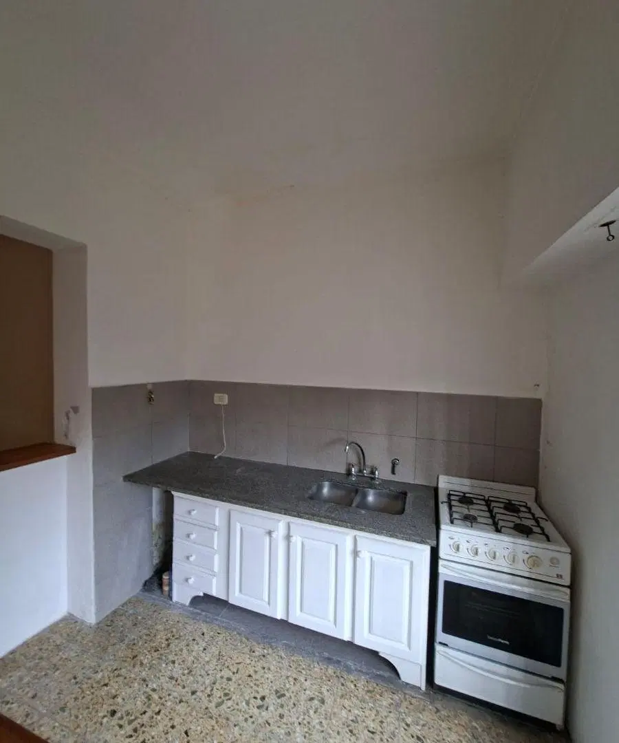 ALQUILER CASA
2 DORMITORIOS
ubicado en Av 122 y 73 4
